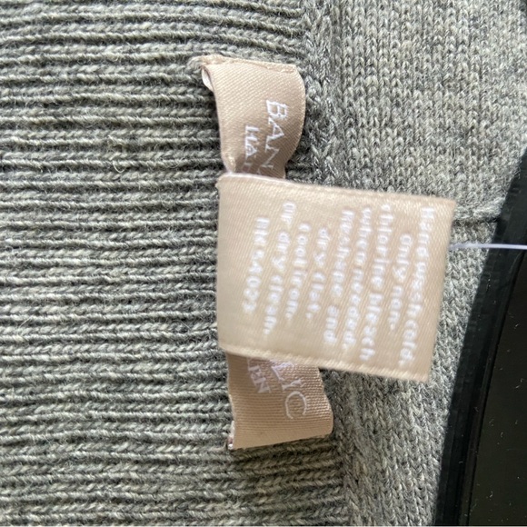 Banana Republic V-Neck Wool Cashmere women’s Medium M Sweater NWT - Picture 14 of 14